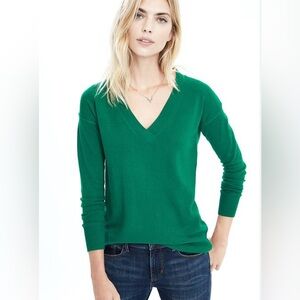 Banana Republic Green V-Neck Merino Fine Wool Blend Sweater.      Size-X-Small